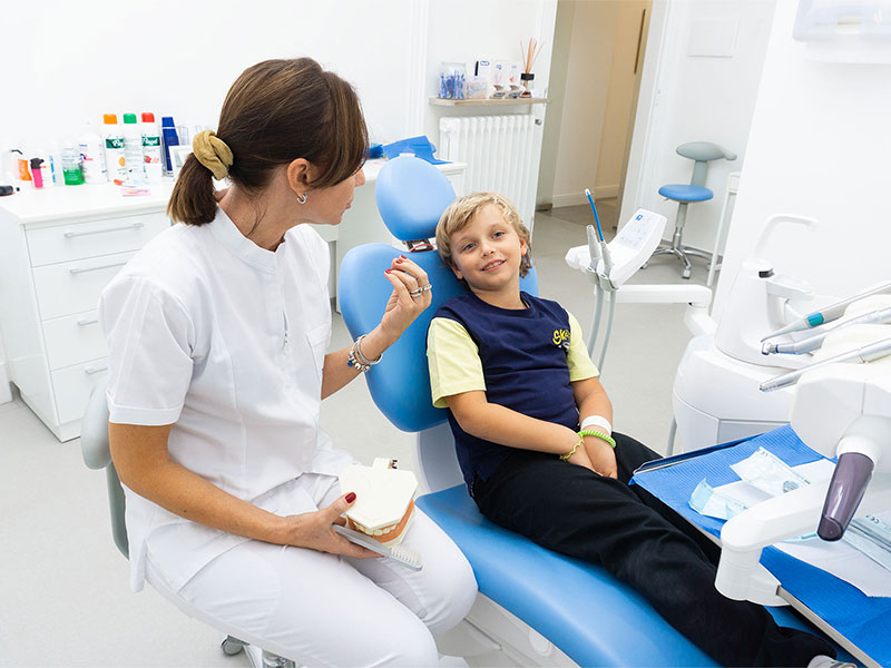 Dentista con bambino che parlano