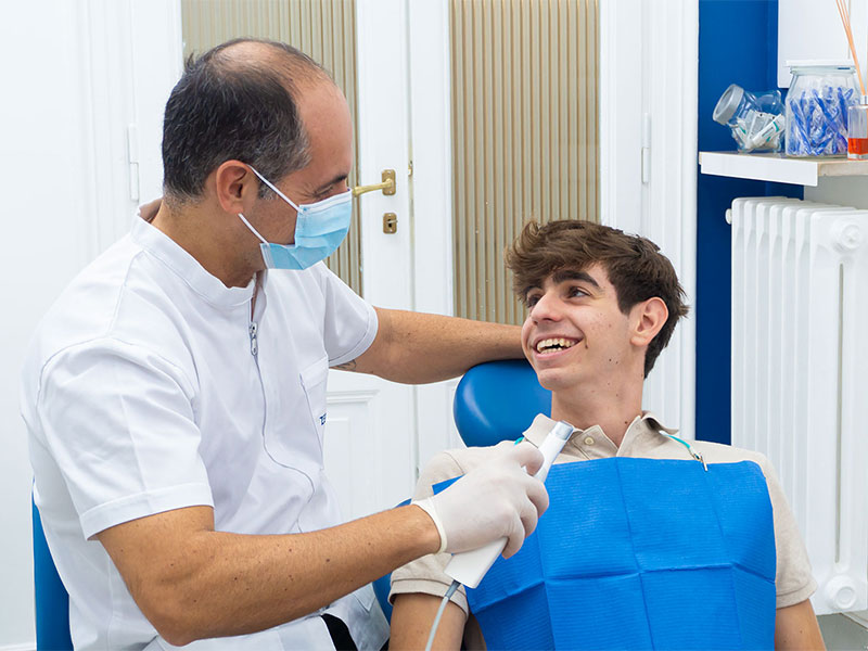 Dentista con scanner intraorale 3D